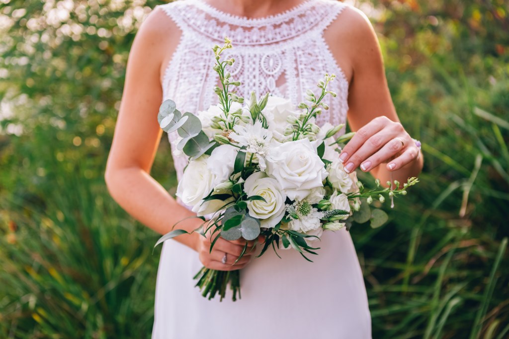 Brautstrauß edel in Weiß mit Rosen