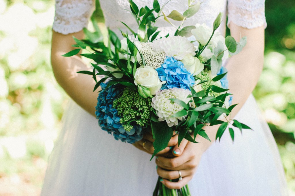 Brautstrauß in Weiß und Blau mit blauen Hortensien