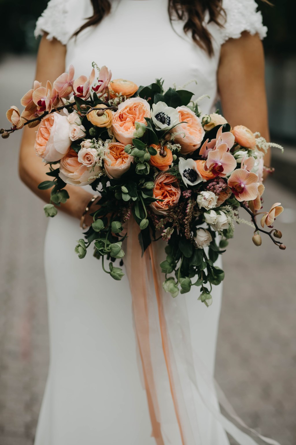 exotischer Brautstrauß mit Rosen, Annemonen und Orchideen in Apricot-Farben